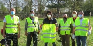 Giardinieri e volontari al lavoro per lo sfalcio dell’erba spontanea nel territorio del Comune