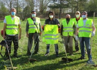 Giardinieri e volontari al lavoro per lo sfalcio dell’erba spontanea nel territorio del Comune
