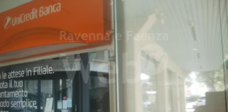 Nuova protesta di Extinction Rebellion: volantini e adesivi contro chi investe in combustibili fossili