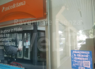 Nuova protesta di Extinction Rebellion: volantini e adesivi contro chi investe in combustibili fossili