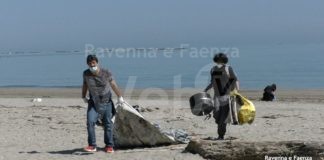 A Lido di Dante si pulisce la spiaggia in vista della riapertura