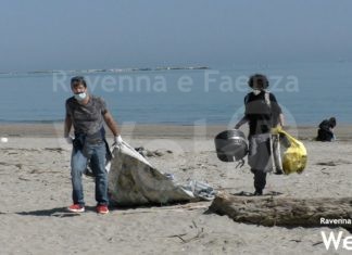 A Lido di Dante si pulisce la spiaggia in vista della riapertura