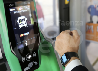 Trasporto pubblico: da domani l’autobus si paga a bordo con la carta, il cellulare o lo smartwatch