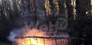 Scoppia un incendio nell’Arena delle balle di paglia: le fiamme distruggono il bar