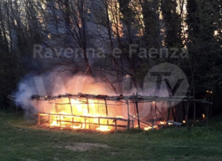 Scoppia un incendio nell’Arena delle balle di paglia: le fiamme distruggono il bar