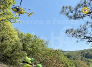 Cade durante un’escursione in mountain bike al Carnè: recuperato col verricello e trasportato al Bufalini