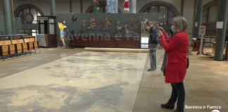 La Divina Commedia disegnata su 97 metri di carta: completata al Mercato Coperto l’opera di Enrico Mazzone