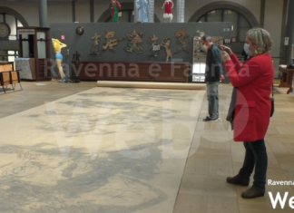 La Divina Commedia disegnata su 97 metri di carta: completata al Mercato Coperto l’opera di Enrico Mazzone