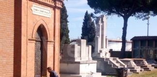Ritrovate altre ossa al cimitero abbandonate vicino ad una tomba