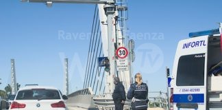 Anziano urtato da un camion sul ponte mobile: il ferito trasportato al Bufalini in elicottero