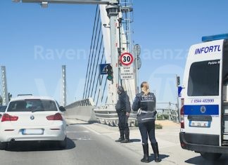 Anziano urtato da un camion sul ponte mobile: il ferito trasportato al Bufalini in elicottero
