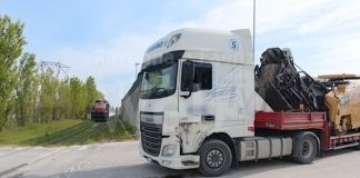 Scontro in via Baiona fra un camion e un treno merci
