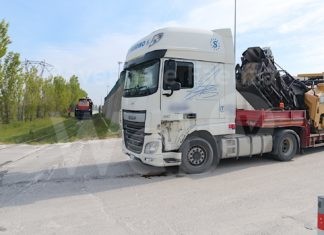 Scontro in via Baiona fra un camion e un treno merci