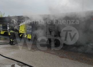 Incendio alle Poste: a bruciare è un mezzo elettrico per le consegne