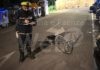 Ubriaco in centro, si ferisce cadendo dalla bicicletta: interviene il 118