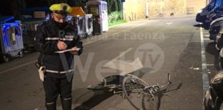 Ubriaco in centro, si ferisce cadendo dalla bicicletta: interviene il 118