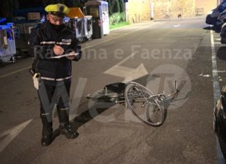 Ubriaco in centro, si ferisce cadendo dalla bicicletta: interviene il 118