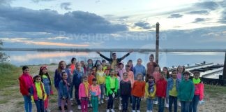 Il cantante Lorenzo Baglioni e il coro dello Zecchino D’Oro a Marina Romea per girare il video della nuova canzone “Insieme”