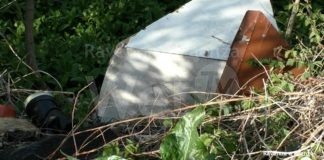 Pneumatici, armadi, poltrone, macerie e rifiuti: discarica sul Lamone