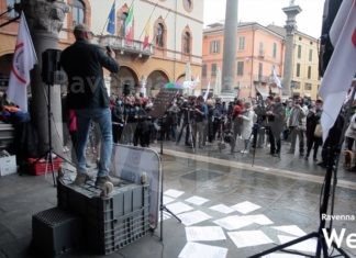 Manifestazione 3V a Ravenna: assembramenti, mascherine abbassate, baci, abbracci e balli
