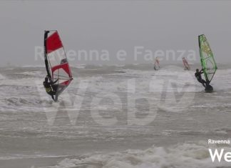 Vento forte e pioggia su Ravenna mentre i surfisti cercano l’onda perfetta