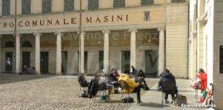 Scuole di secondo grado ancora chiuse e i professori tornano a far lezione in piazza a Faenza per protesta
