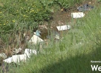 Discarica a cielo aperto di fronte al centro commerciale Teodora