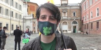 Un presidio in piazza per supportare Walter, malato di artrite processato per aver coltivato cannabis per curarsi