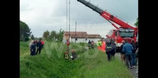 Si ribalta e rimane incastrato sotto il trattore