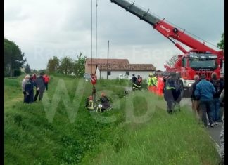Si ribalta e rimane incastrato sotto il trattore