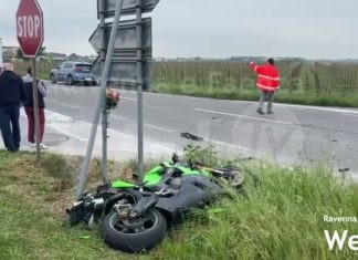 Auto contro moto in via Basilica: ragazzo di 25 anni al Bufalini