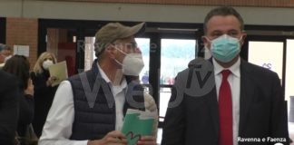 Vaccini, l’assessore Donini in visita al Pala de Andrè: “Dopo aver immunizzato la popolazione ultra 60enne anche le aziende riceveranno le dosi”