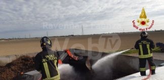 Incendio in un’azienda agricola, intervengono diverse squadre di Vigili del Fuoco