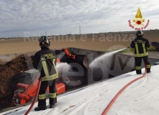 Incendio in un’azienda agricola, intervengono diverse squadre di Vigili del Fuoco
