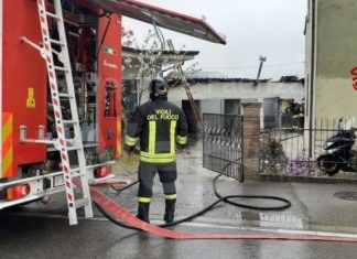 Tre garage a fuoco, intervengono i Vigili del Fuoco