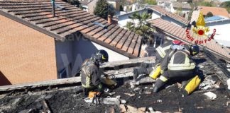 Tetto in fiamme, intervengono i Vigili del Fuoco