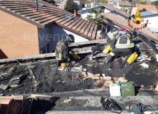 Tetto in fiamme, intervengono i Vigili del Fuoco