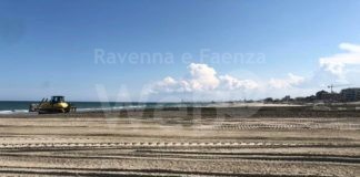 Cooperativa bagnini di Cervia: al via le operazioni di livellamento della duna di sabbia