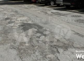 La raccolta firme dei residenti raggiunge l’obiettivo: via Zannoni sarà riasfaltata