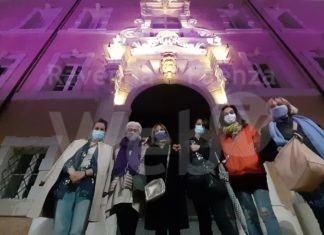 Palazzo Rasponi illuminato di viola per sensibilizzare sulla fibromialgia