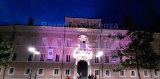 Palazzo Rasponi illuminato di viola per sensibilizzare sulla fibromialgia