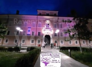 Palazzo Rasponi illuminato di viola per sensibilizzare sulla fibromialgia