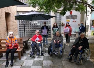 I “morbidi cuscini” realizzati con le magliette gialle del progetto “Lavori in Comune” per gli ospiti della Galla Placidia