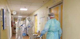 Il personale sanitario durante la pandemia: le foto scattate all’ospedale di Faenza e al San Pier Damiano