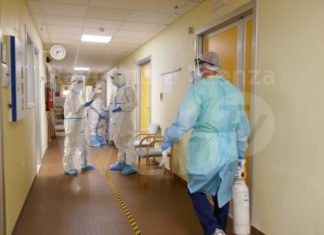 Il personale sanitario durante la pandemia: le foto scattate all’ospedale di Faenza e al San Pier Damiano