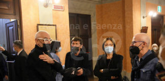 Bagnacavallo, tutto esaurito per la prosa del Goldoni: tra gli spettatori anche Gianni Morandi con la moglie