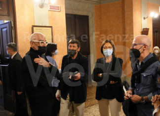 Bagnacavallo, tutto esaurito per la prosa del Goldoni: tra gli spettatori anche Gianni Morandi con la moglie