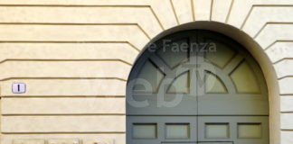 Sulla facciata di Palazzo Laderchi gli stemmi della Famiglia