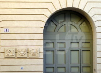 Sulla facciata di Palazzo Laderchi gli stemmi della Famiglia