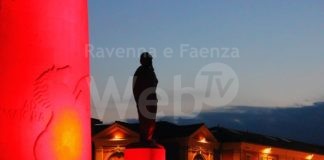 Lugo: l’ala di Baracca si illumina di rosso per la Giornata mondiale della Croce Rossa